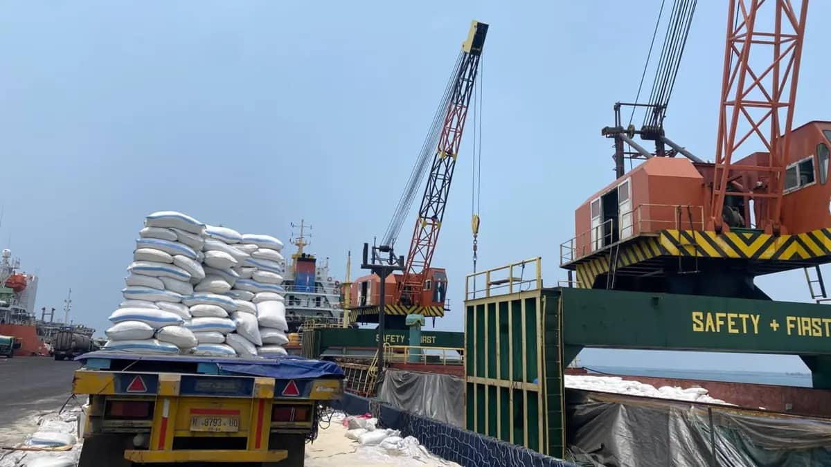 Truk bermuatan karung di dermaga pelabuhan