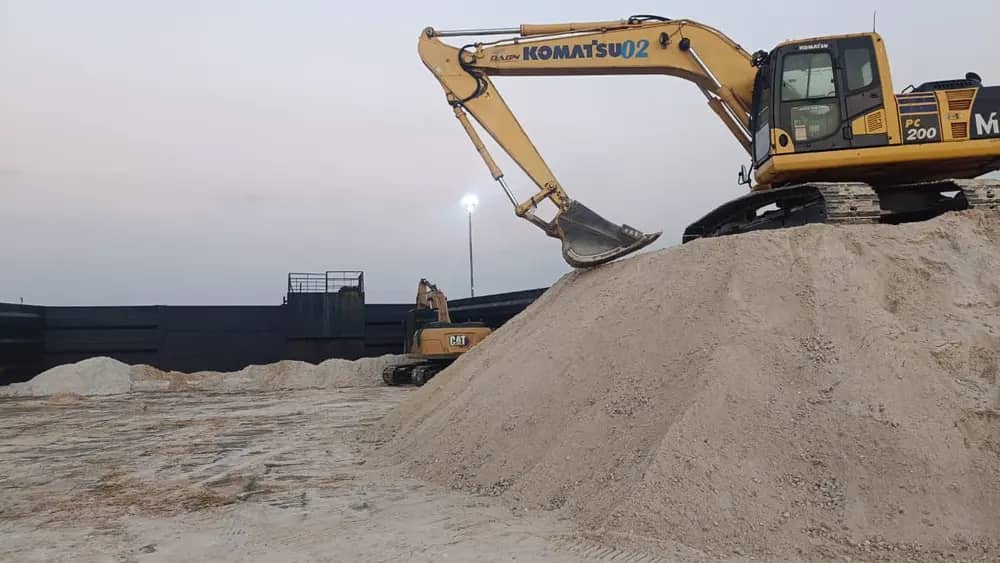 Excavator di area operasi material